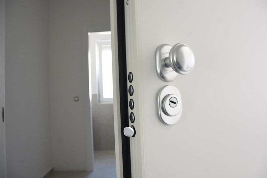 Az A2810-es ingatlan biztonsági ajtója