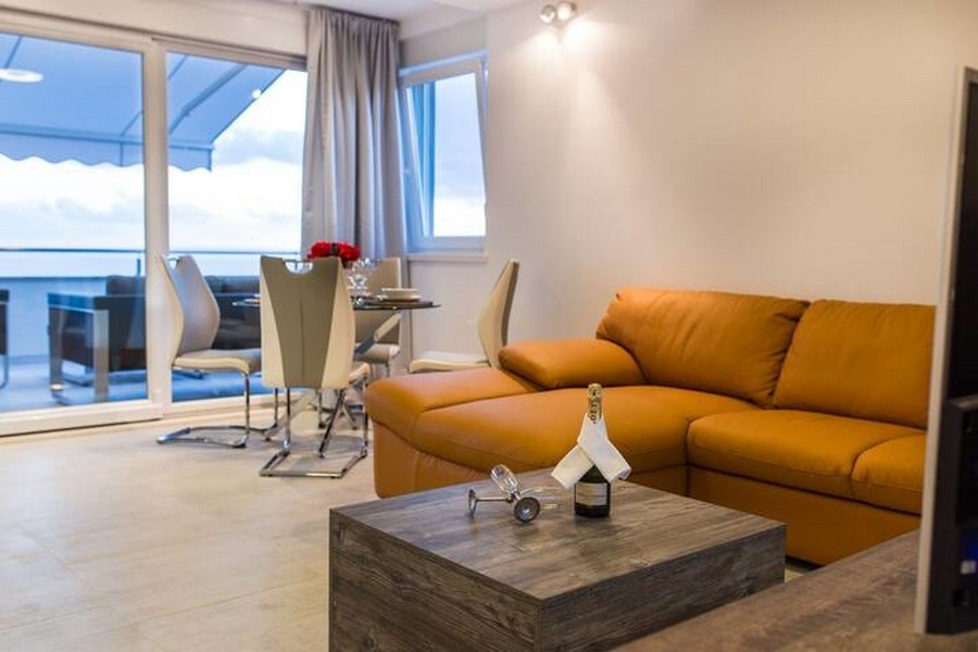 Nappali és kilátás a gyönyörűen kialakított teraszra.