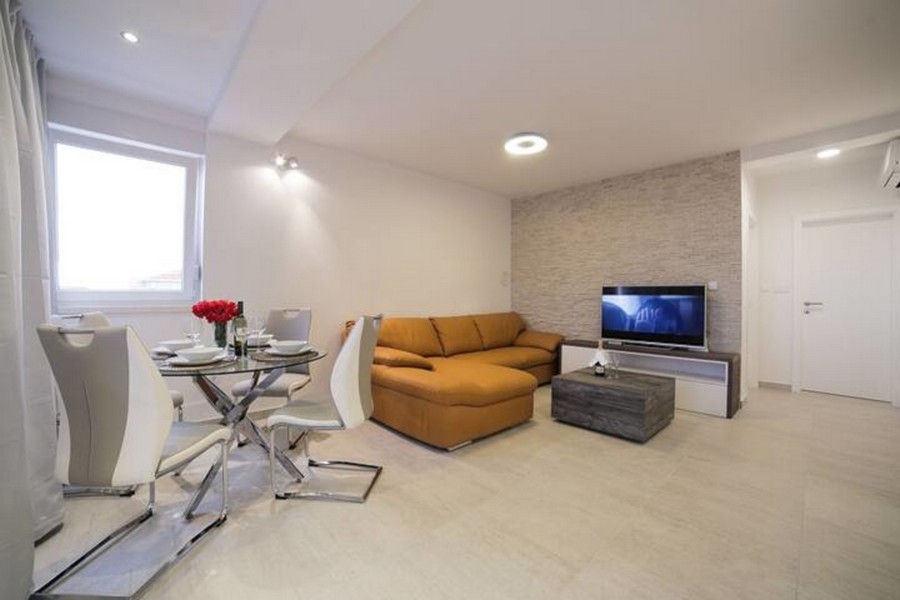 Tágas nappali TV-re néző kilátással a horvátországi A2814 ingatlanban.