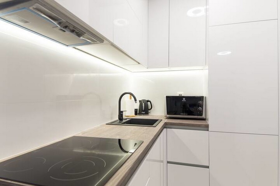 Az A2814-es ingatlan modern konyhája Novaljában, Pag szigetén.