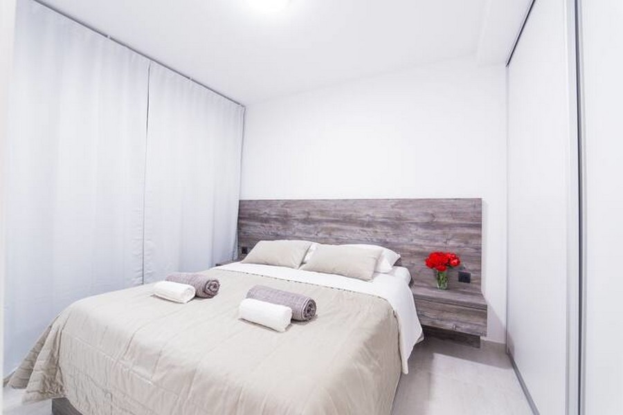 Hálószoba franciaággyal.