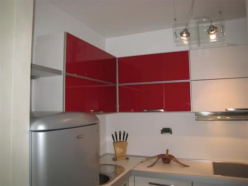 Modern konyha piros elemekkel.