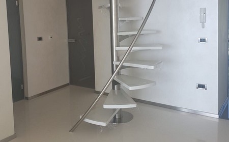 Fehér csigalépcső, amely a negyedik emeletre vezet.