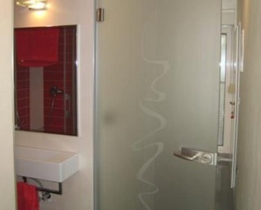 Üvegajtó a fürdőszobába.