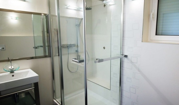 Kényelmes fürdőszoba zuhanyzóval.