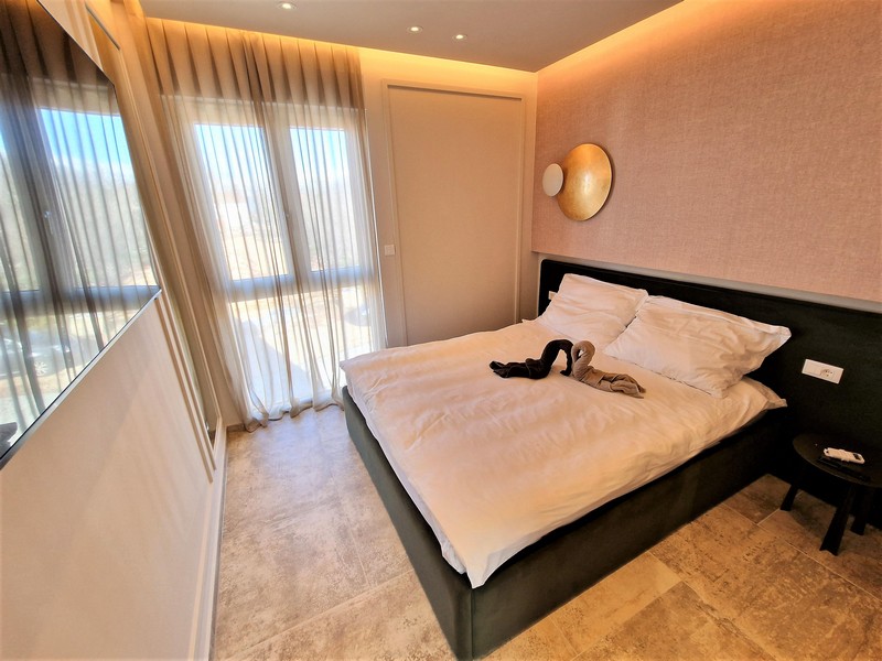 Franciaágy a hálószobában.