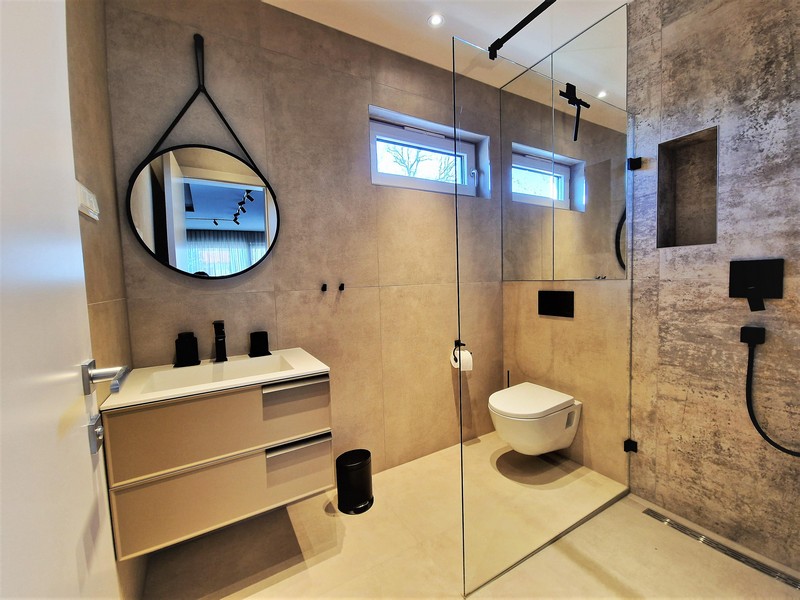 A horvátországi A2829 ingatlan modern fürdőszobája - Panorama Scouting.