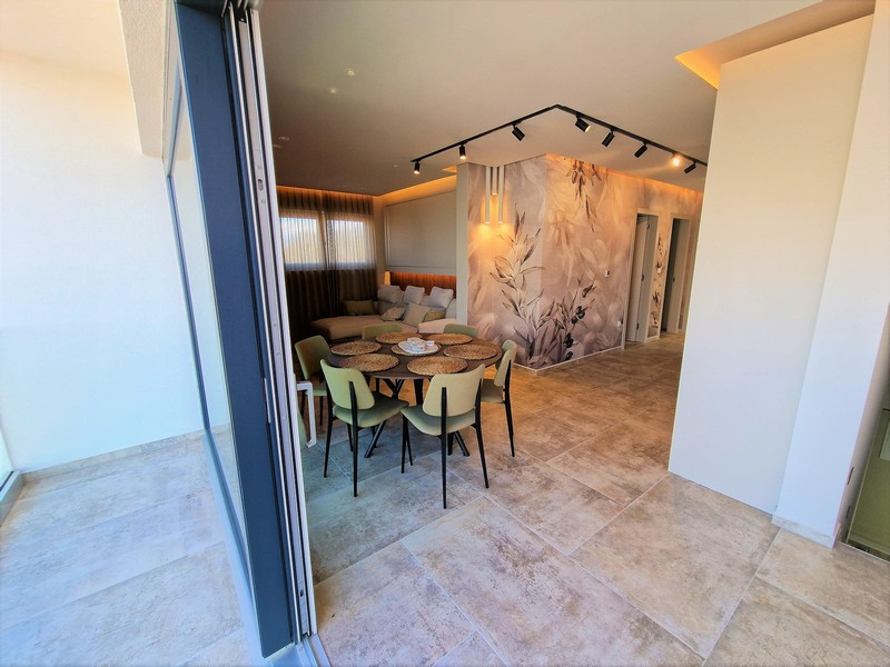 Nappali magas ablakokkal.