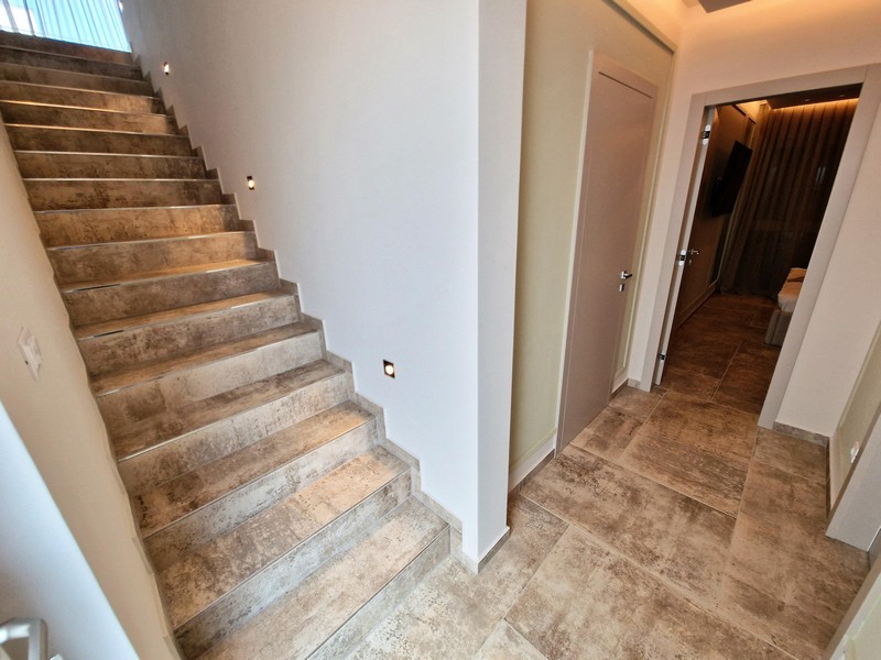 Étkező és kilátás a nappalira.