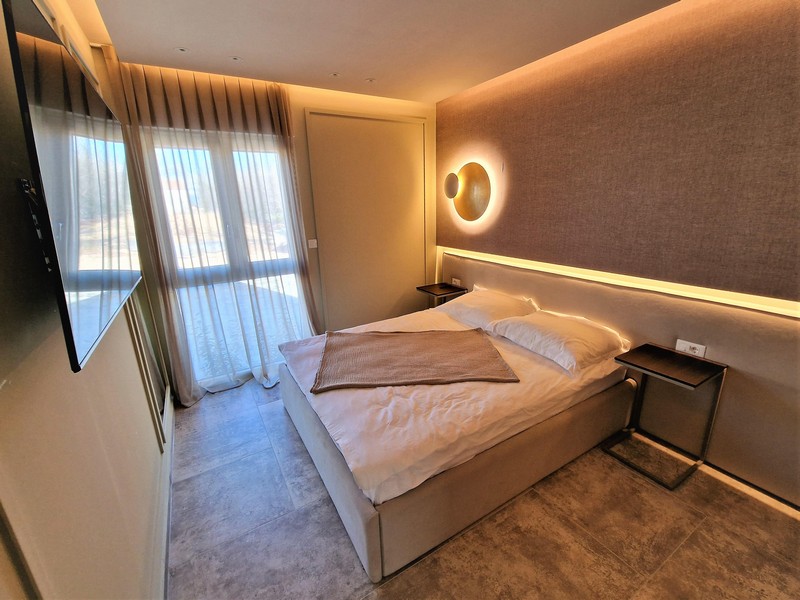 Belső lépcsők vezetnek az emeletre.