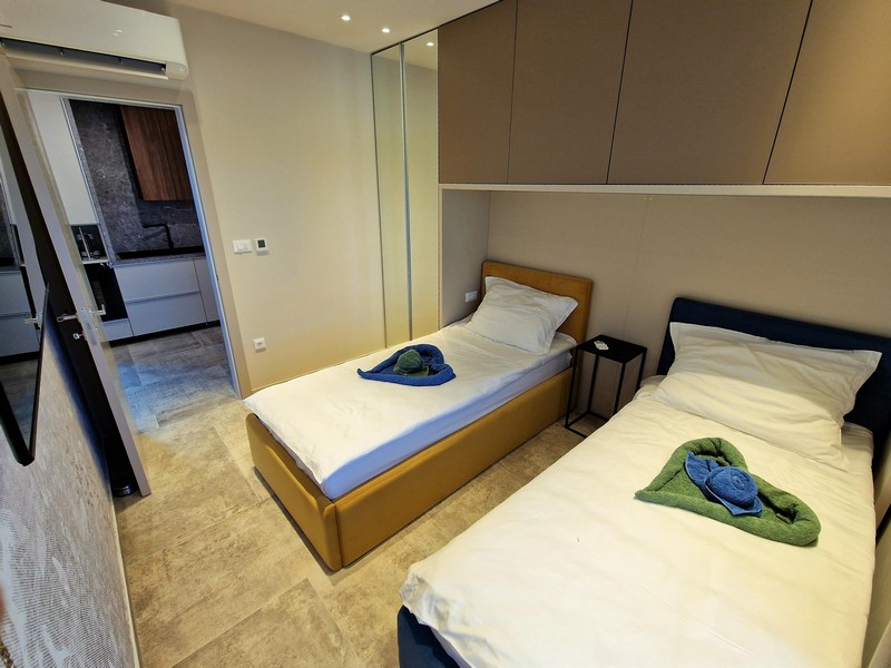 Hálószoba két egyszemélyes ággyal.