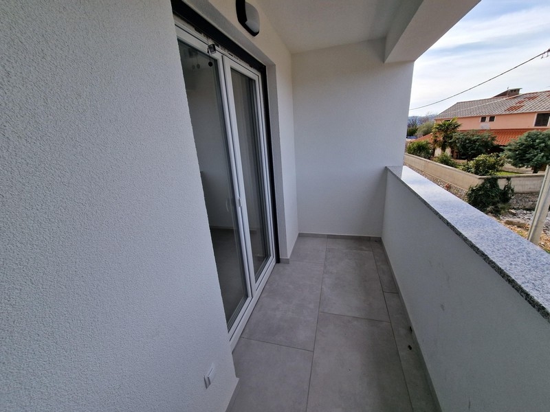 Az A2831-es ingatlan terasza Malinskában, Horvátországban.