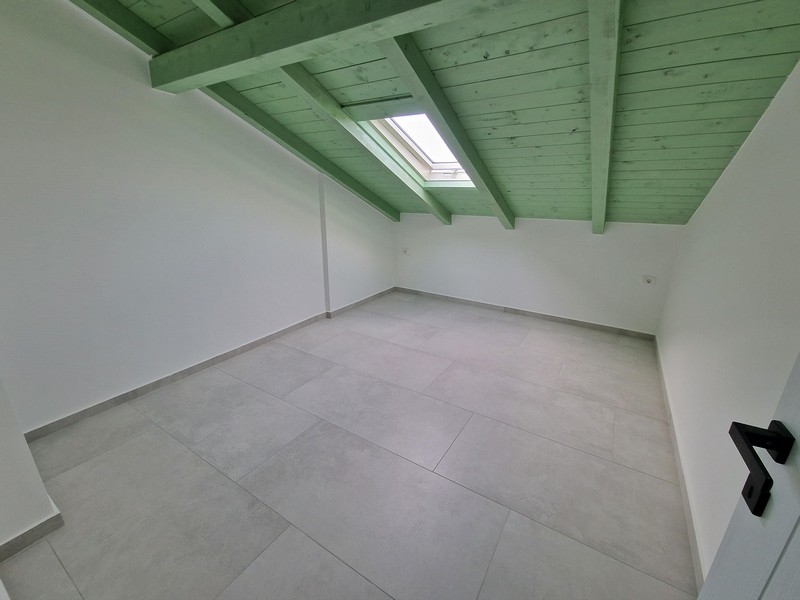 Hálószoba az A2831 számú épület tetőterében.