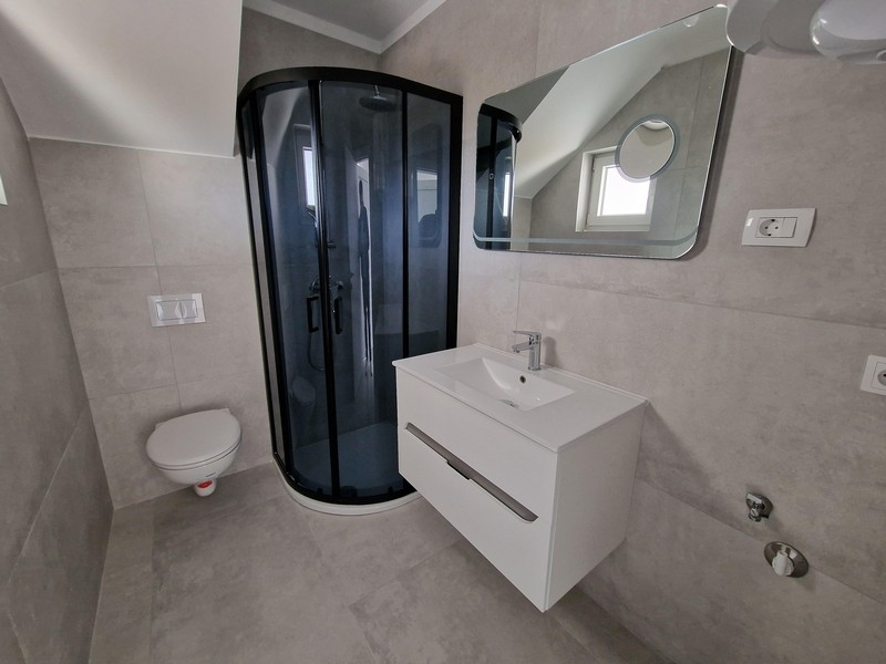 Zuhanyzós fürdőszoba a tetőtérben.