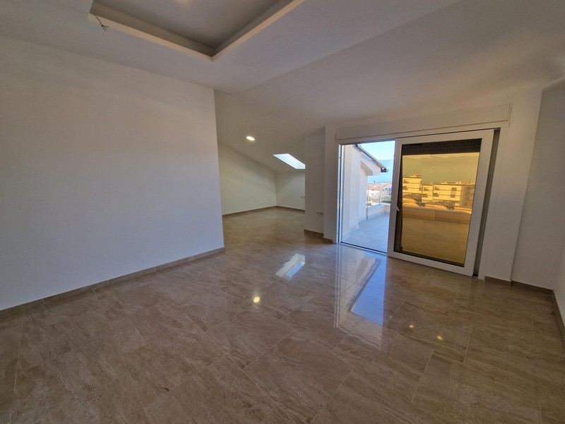 Nappali kijárattal az A2833 ingatlan teraszára, Njivice, Krk-sziget, Horvátország.