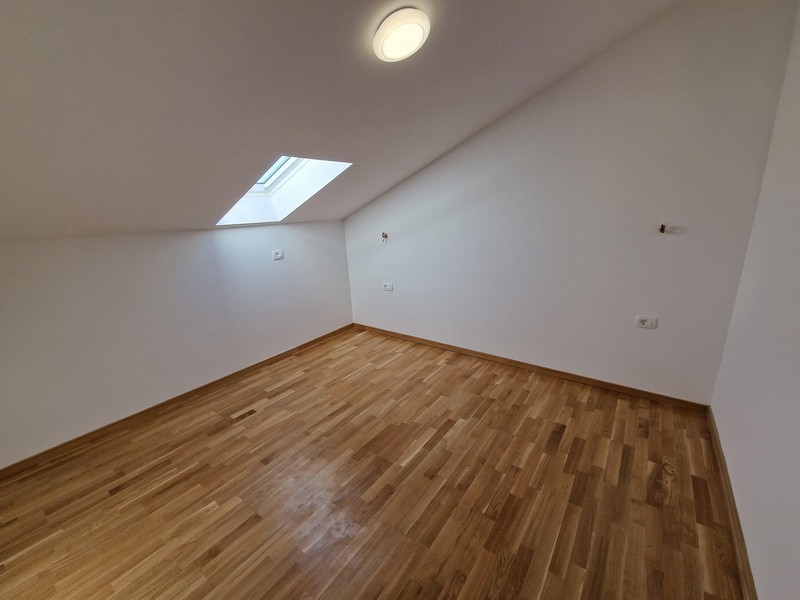 A hálószoba parkettázott.