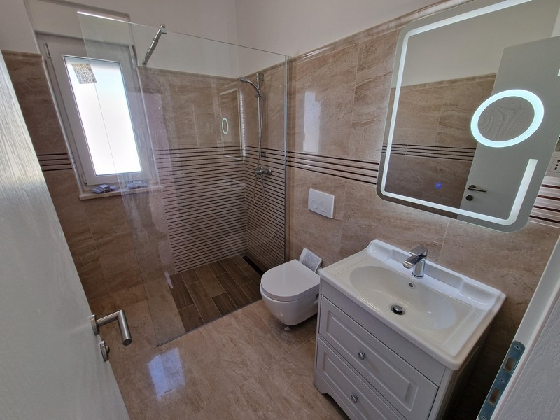 Fürdőszoba zuhanyzóval.