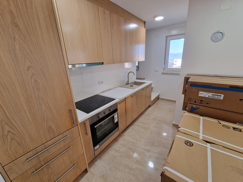 Modern konyha az A2834 ingatlanban, Krk szigetén Horvátországban.