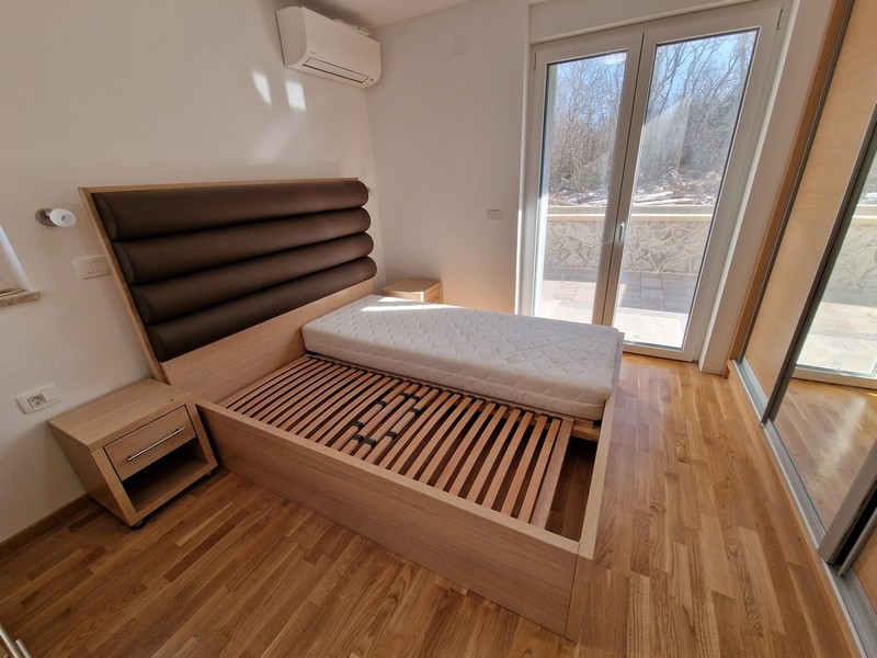 Franciaágy a hálószobában, kilátással a teraszra.