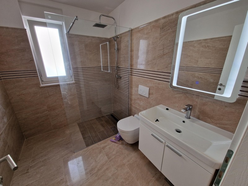 Fürdőszoba zuhanyzóval.