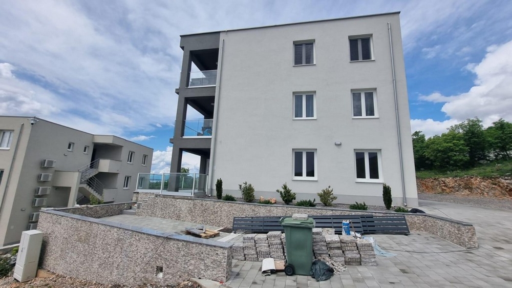 Az összesen hat lakásos épület oldalnézete.