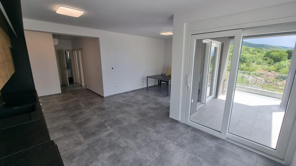 Nappali és kijárat a teraszra.