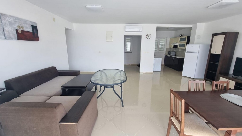 Légkondicionált nappali bútorokkal (részben).