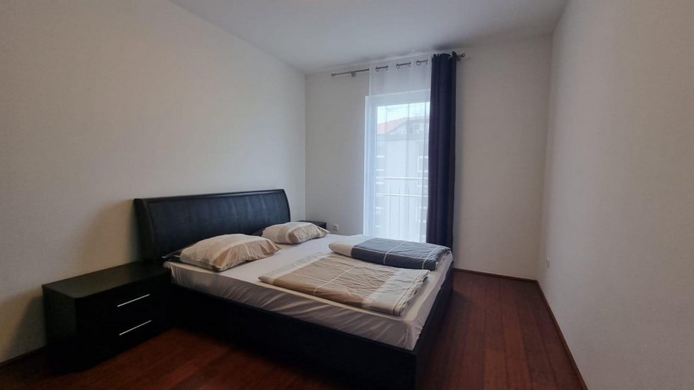 Hálószoba ablakkal.