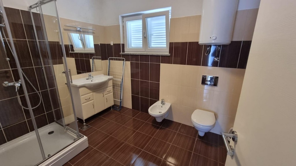 Fürdőszoba ablakkal.