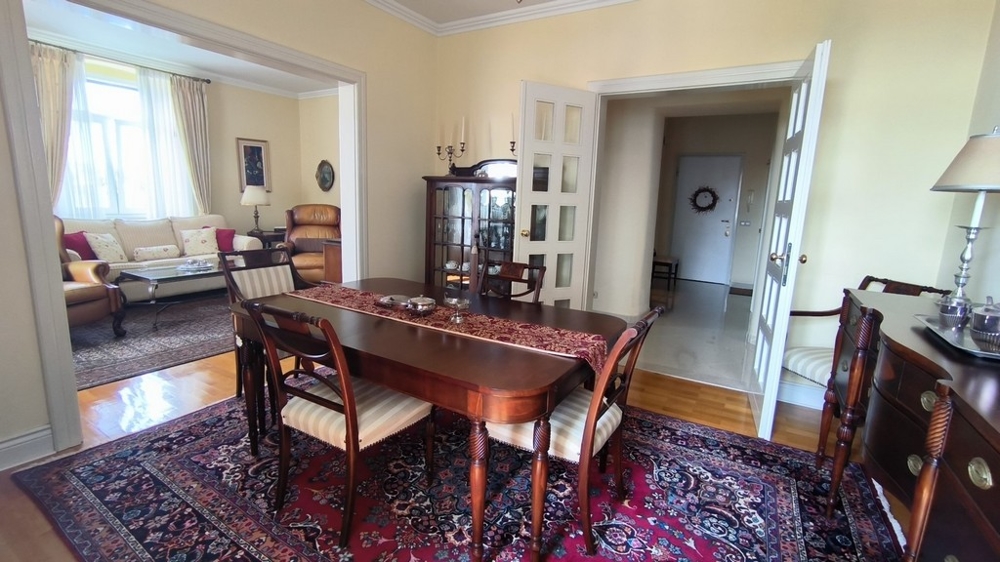 Hagyományos stílusú nappali és étkező, kiváló minőségű kastély stílusú bútorokkal.