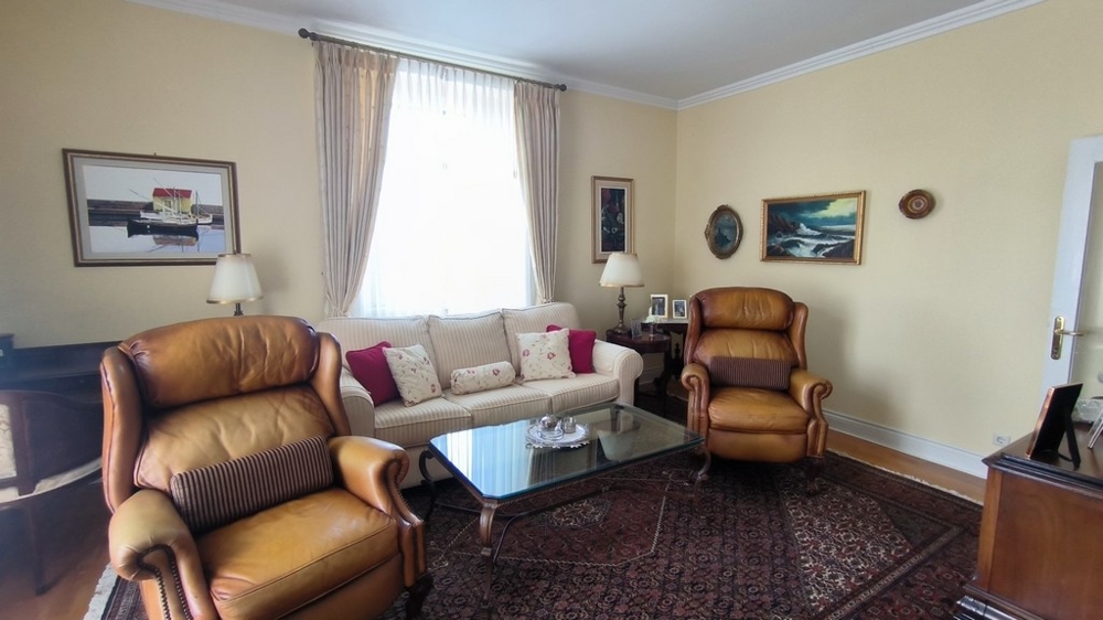 A nappali minőségi bútorokkal.