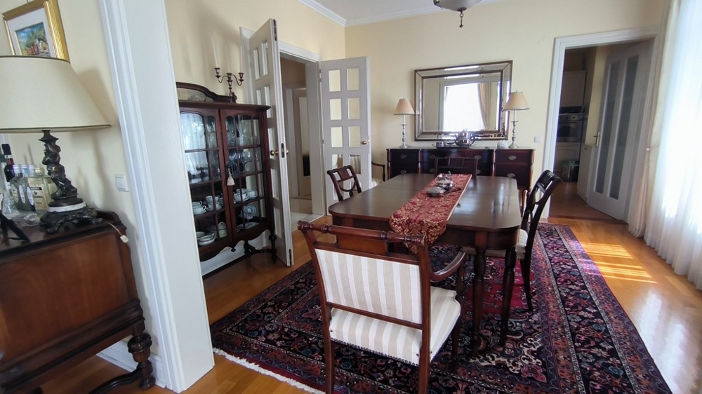 Az A2860 apartman étkezőasztala Zadarban, Horvátországban.