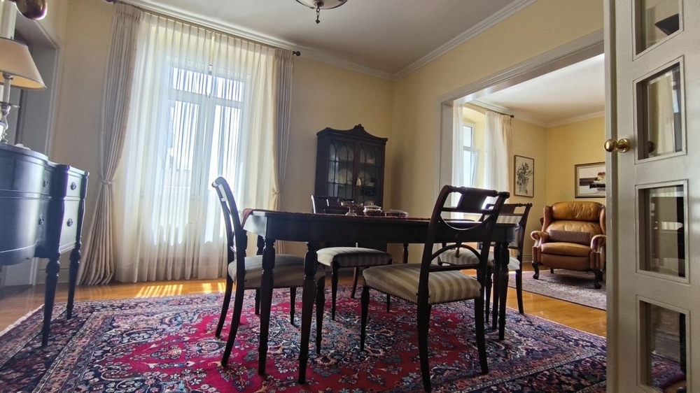 Nappali étkezőasztallal és szőnyeggel.