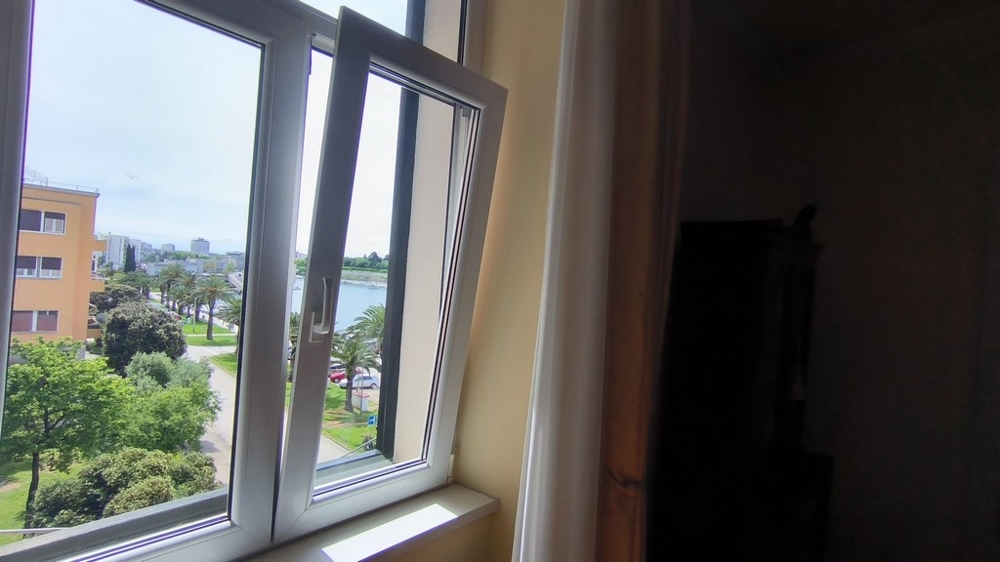 Oldalnézetből a tengerre és Zadar sétányára, Dalmáciában.