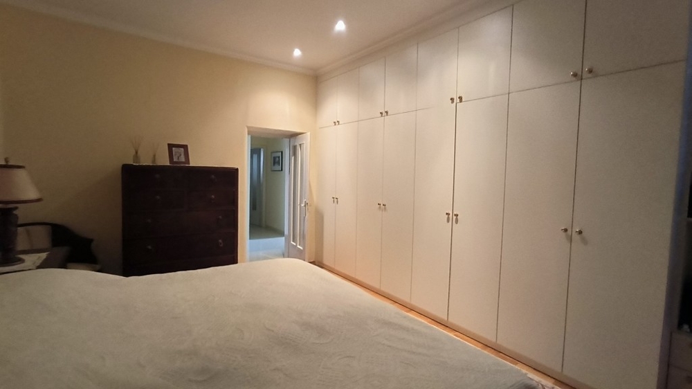 Hálószoba beépített gardróbbal.