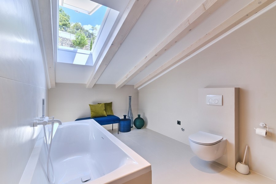 Minőségi, ablakos fürdőszobák