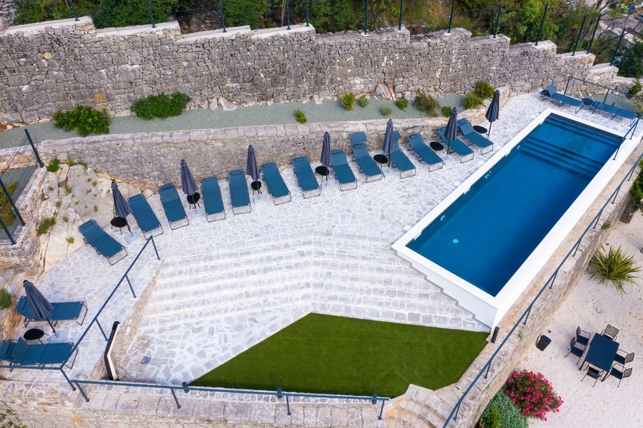 Apartman gondnoki szolgáltatással és medencével a tenger mellett