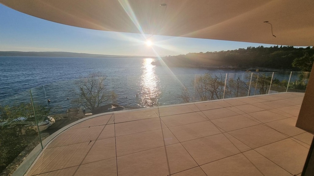 Vásároljon egy jó minőségű földszinti lakást közvetlenül a tenger mellett