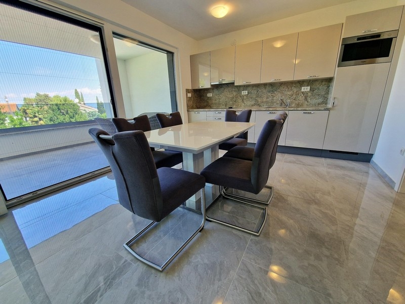 Étkező és modern konyha.