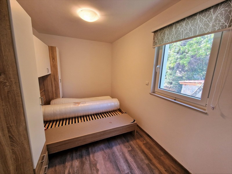 Hálószoba beépített gardróbbal.