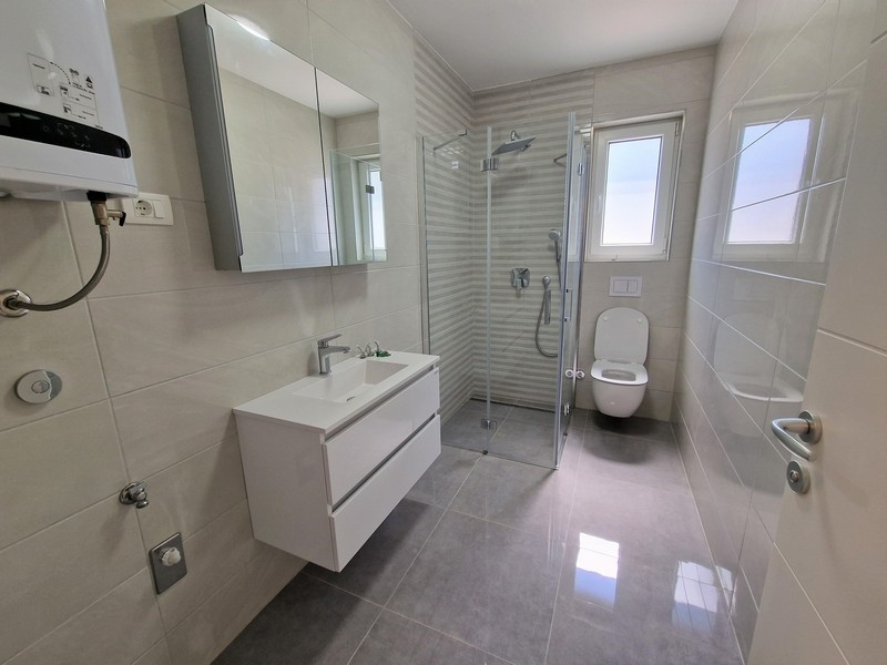 A fürdőszoba zuhanyzóval.