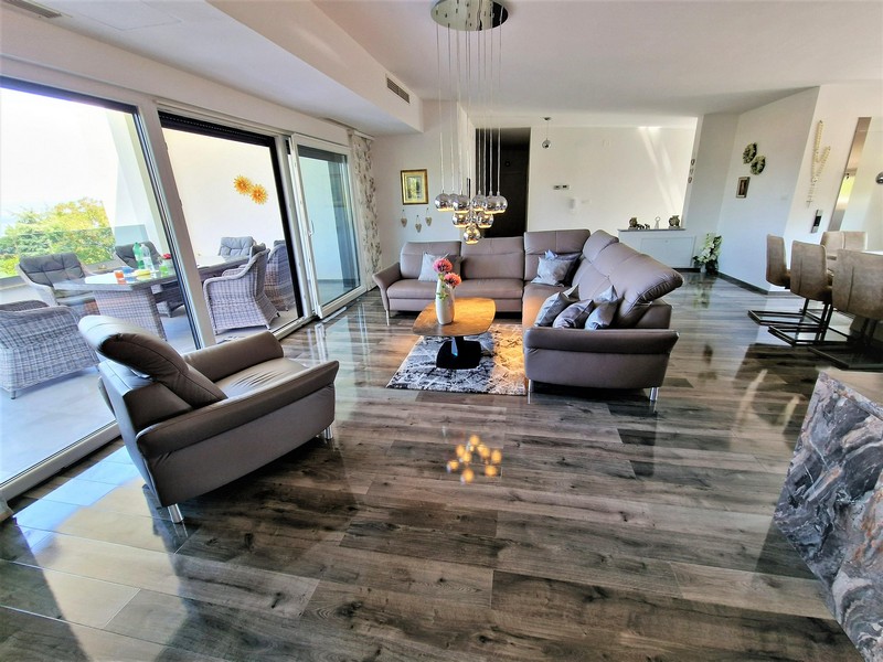 Nappali minőségi bútorokkal és kilátással a tengerre.