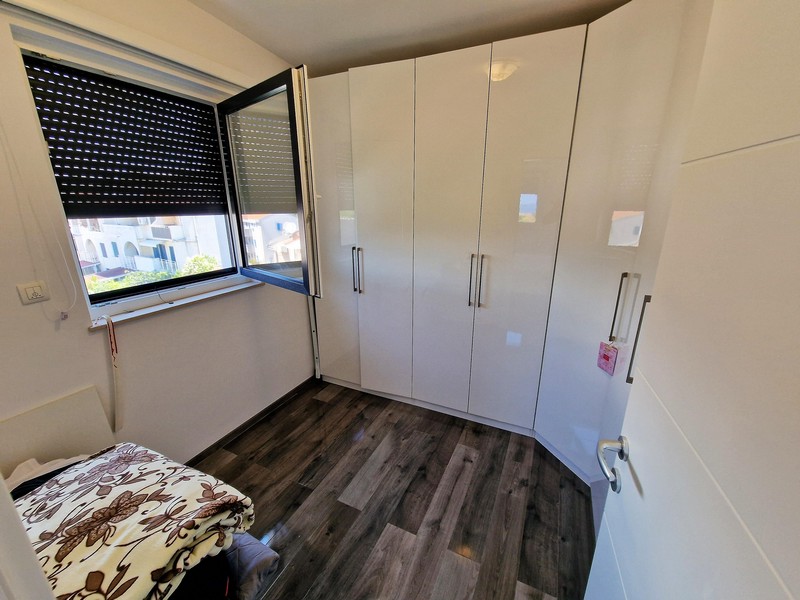 Hálószoba beépített gardróbbal.