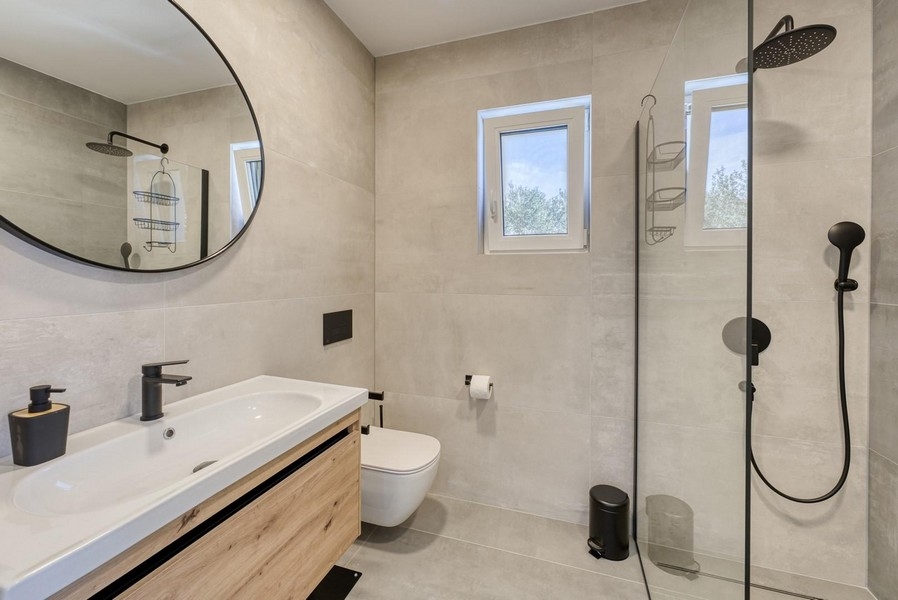 Fürdőszoba zuhanyzóval.