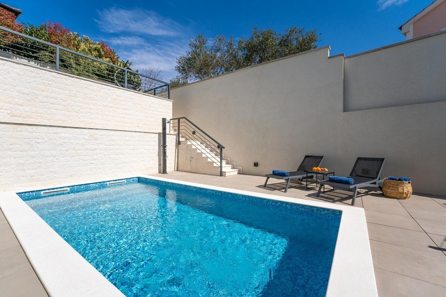 Az ingatlan úszómedencéje (luxus lakás) eladó a horvátországi Krk szigeten.