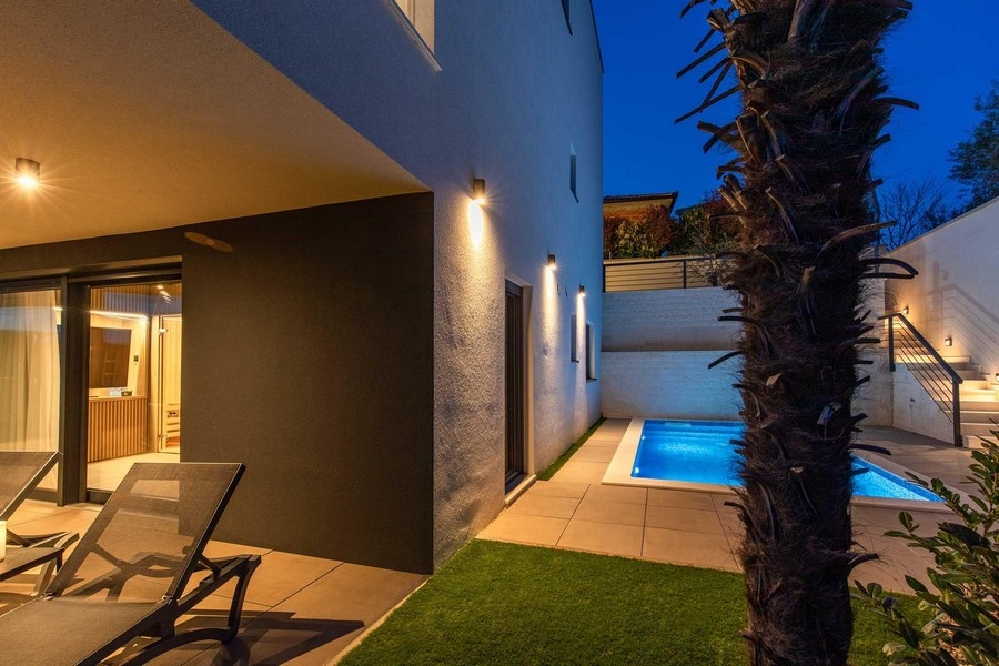 Kert és medence, valamint terasz az A2905 apartmanhoz, Horvátország.