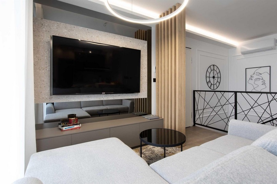 Nappali nagy TV-vel az ingatlanban.