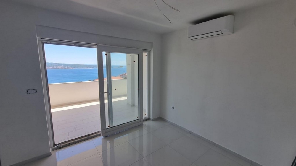 Az A2909 ingatlan légkondicionált hálószobájából kilátás nyílik a tengerre.