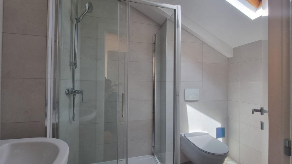 Fürdőszoba zuhanyzóval.