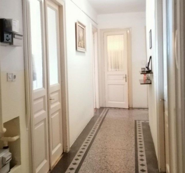 Világos kialakítású folyosó nagyszerű régi épület varázslattal